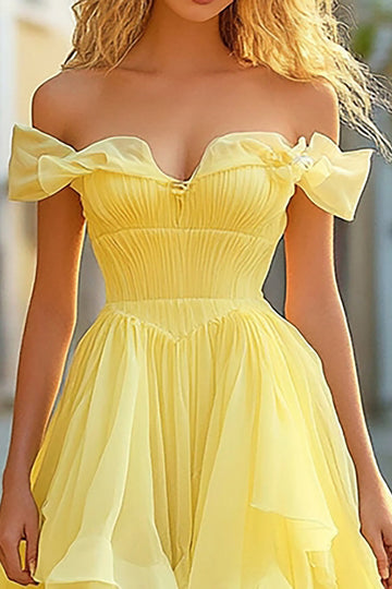 Jaune à volants Une ligne longue robe de bal avec fente